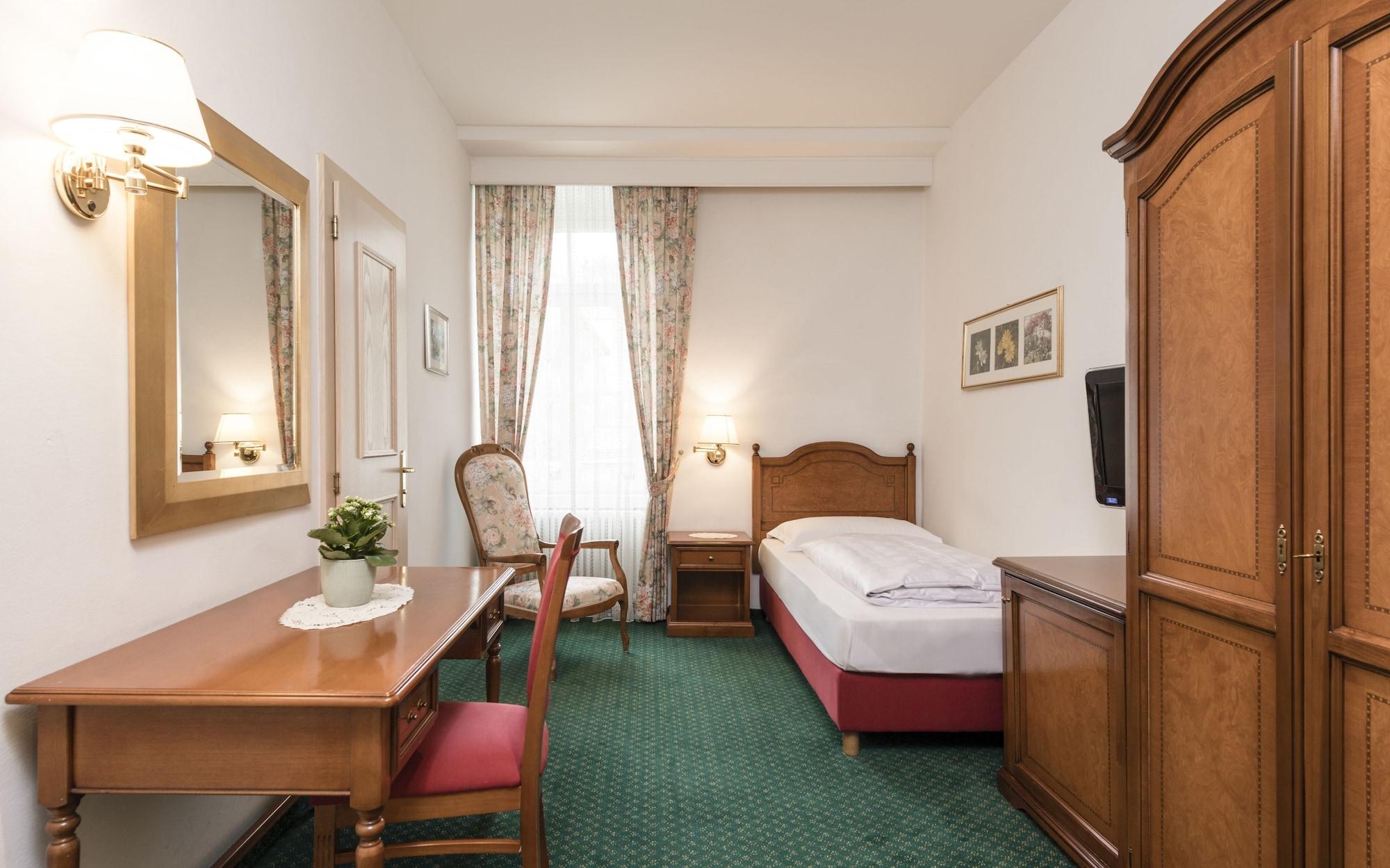 Hotel Gruener Baum Bressanone Bagian luar foto