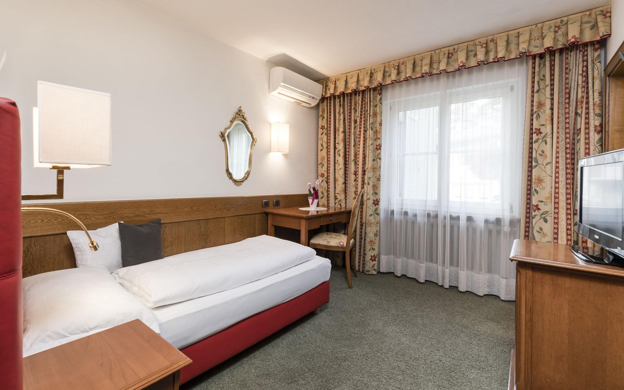 Hotel Gruener Baum Bressanone Bagian luar foto