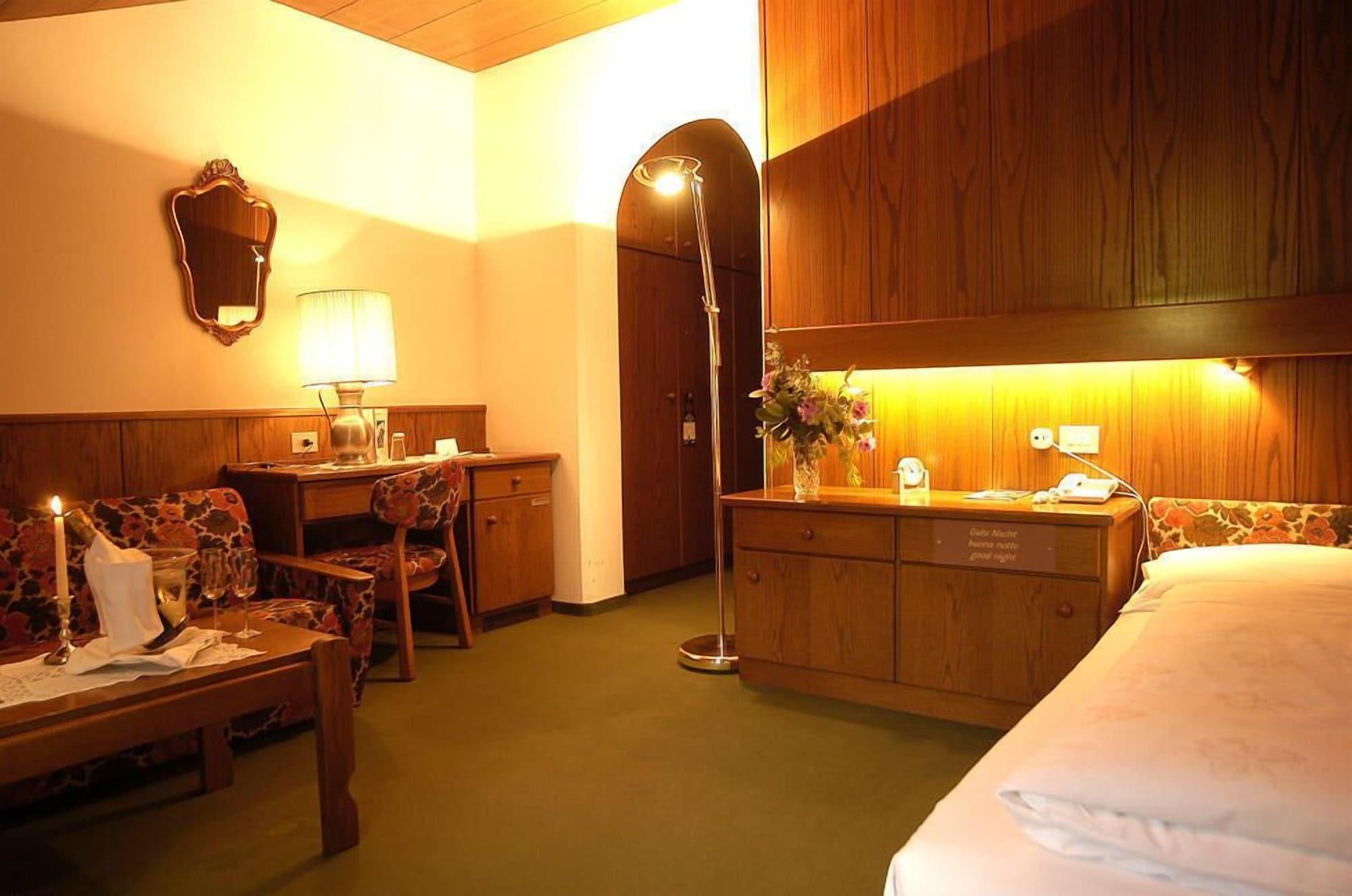Hotel Gruener Baum Bressanone Bagian luar foto
