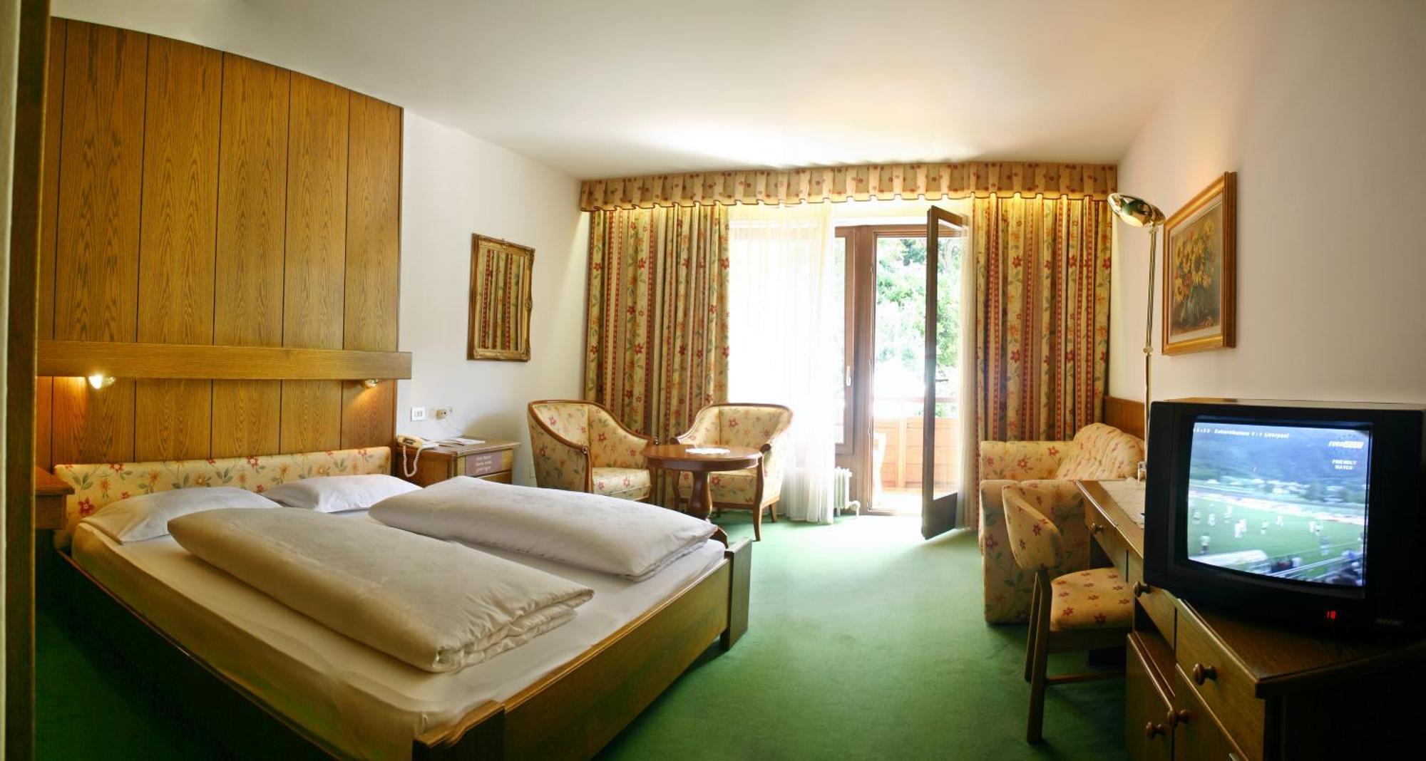 Hotel Gruener Baum Bressanone Bagian luar foto