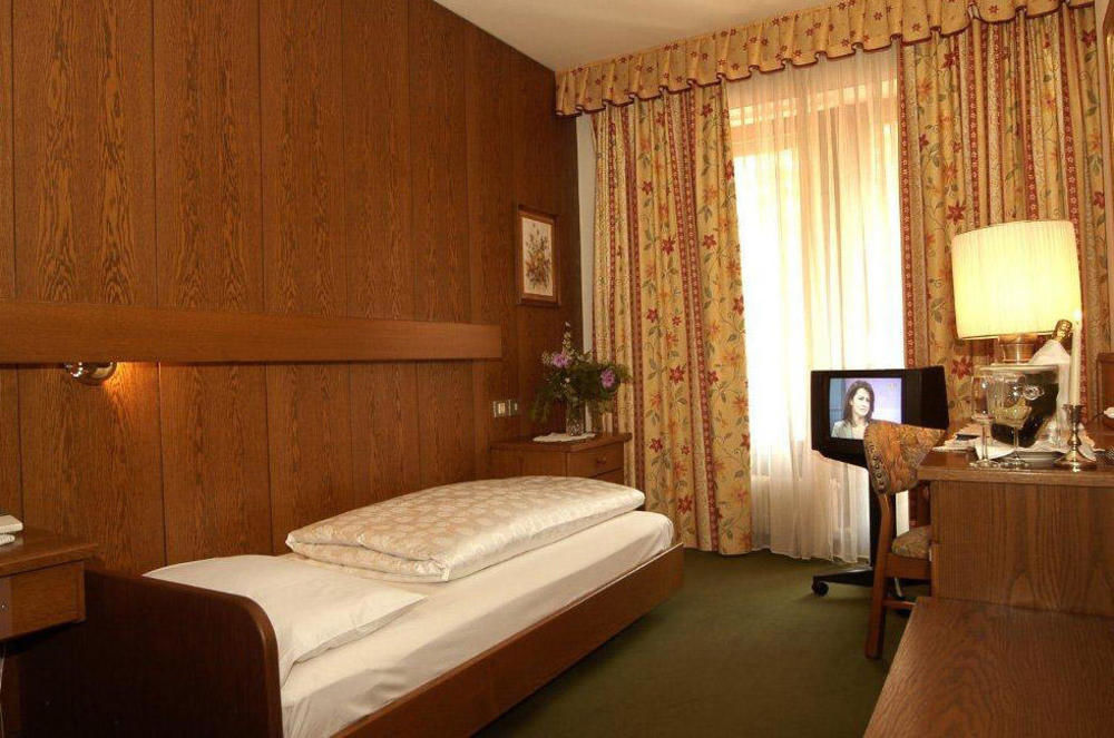 Hotel Gruener Baum Bressanone Bagian luar foto