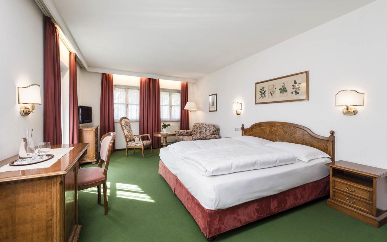 Hotel Gruener Baum Bressanone Bagian luar foto